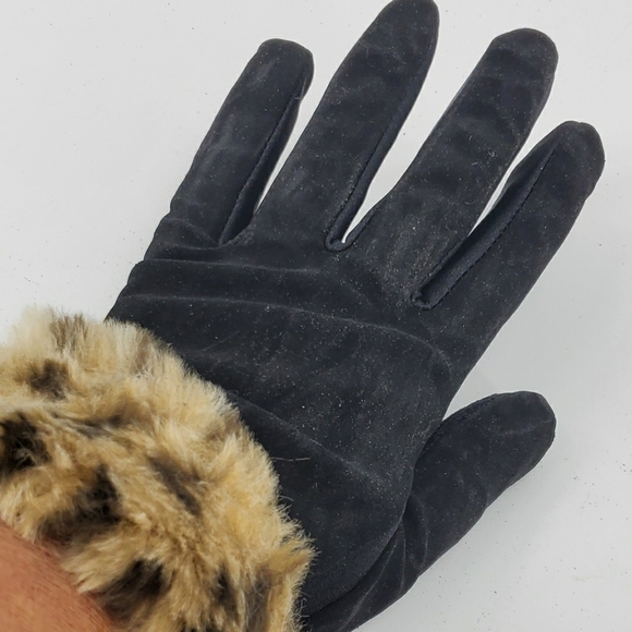 3/$25 🐷 Black suede gloves/cheetah print faux fur - Picture 2 of 8